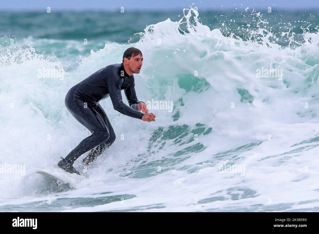 (220926) -- LIZNJAN, 26 septembre 2022 (Xinhua) -- Un homme surfe à la plage Marlera à Liznjan, Croatie le 25 septembre 2022. (Srecko Niketic/PIXSELL via Xinhua) Banque D'Images