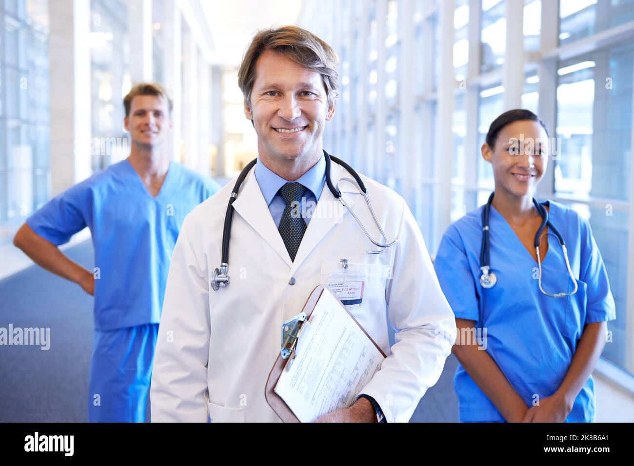 Vous êtes entre de bonnes mains. Une équipe médicale debout dans le couloir de l'hôpital. Banque D'Images