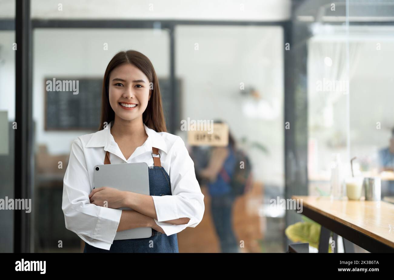 Femmes asiatiques Barista souriant travaillant de petite entreprise propriétaire de nourriture et de boissons concept de café Banque D'Images