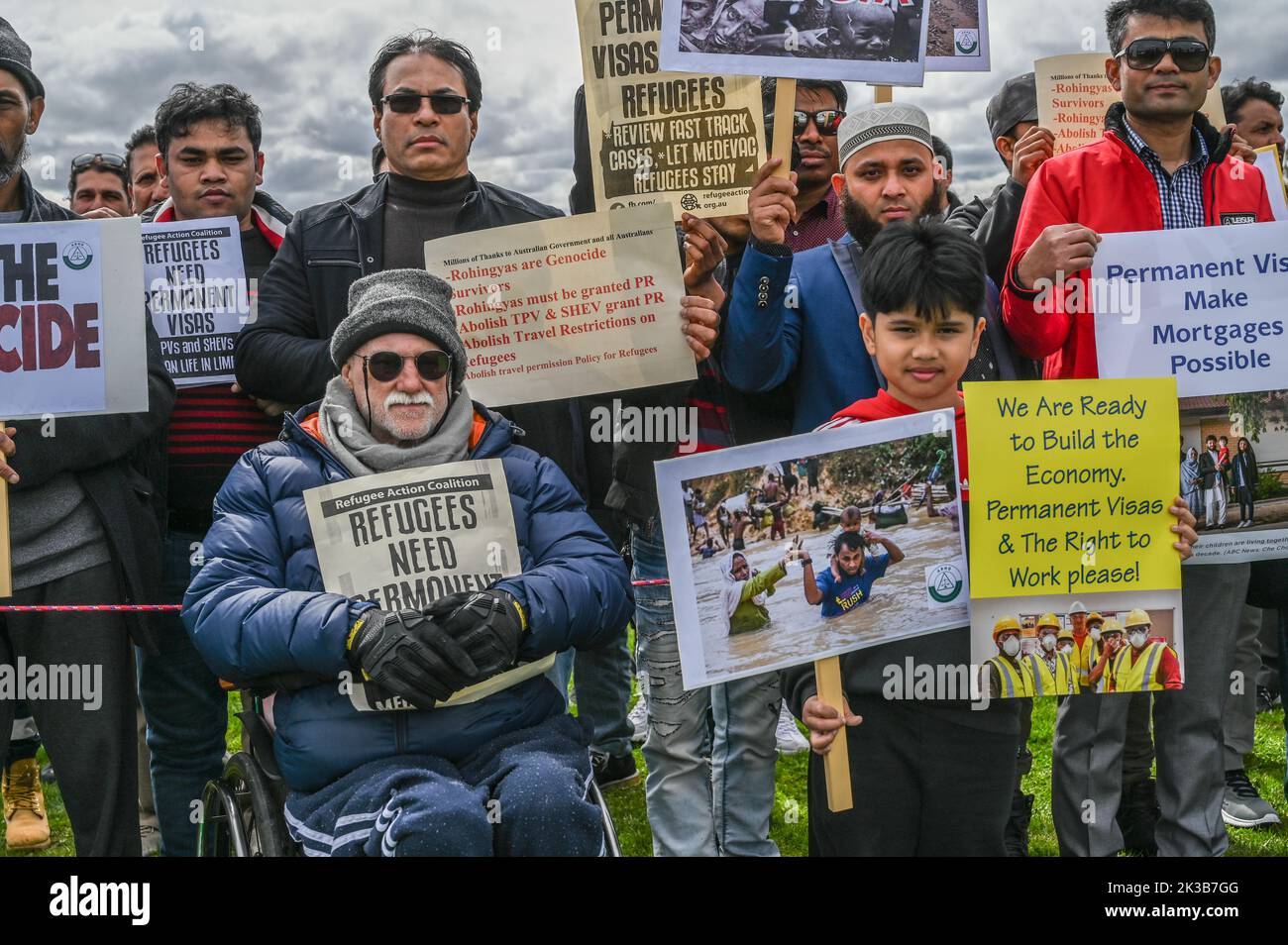 Les réfugiés sous visa temporaire protestent devant le Parlement à Canberra, en Australie, demandant une protection permanente du gouvernement travailliste. Banque D'Images
