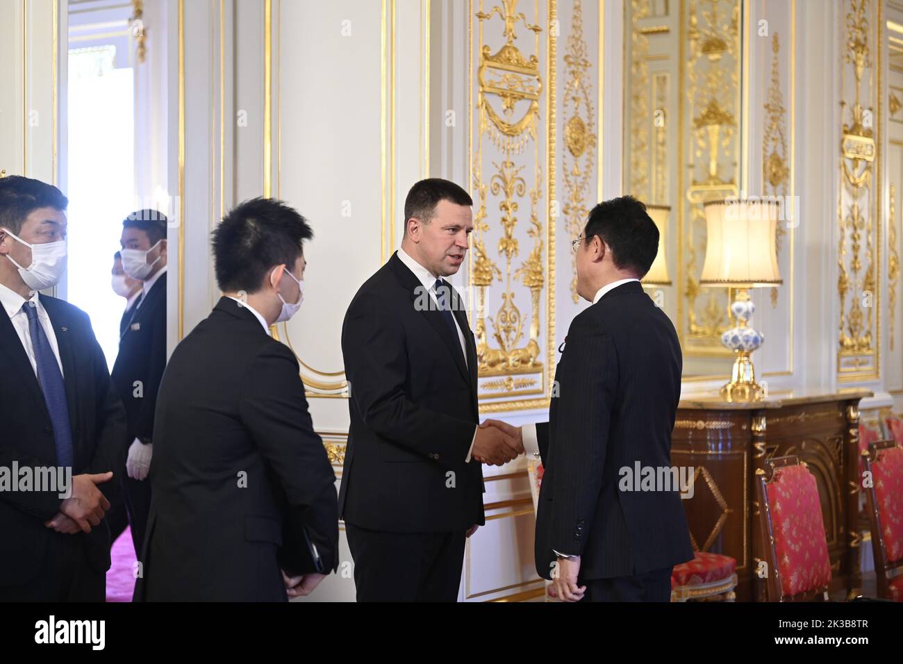 Tokyo, Japon. 26th septembre 2022. M. Jouri RATAS, Président du Parlement estonien, est accueilli par le Premier ministre japonais Fumio Kishida avant leur réunion bilatérale à la Maison d'hôtes du Palais d'Akasaka à Tokyo, Japon, sur 26 septembre 2022 à Tokyo, Japon. Jüri RATAS se rend au Japon dans le cadre des funérailles d'État de l'ancien Premier ministre Shinzo Abe qui se tiendront sur 27 septembre, dans la capitale du Japon. Crédit: ZUMA Press, Inc. Crédit: ZUMA Press, Inc./Alamy Live News Banque D'Images