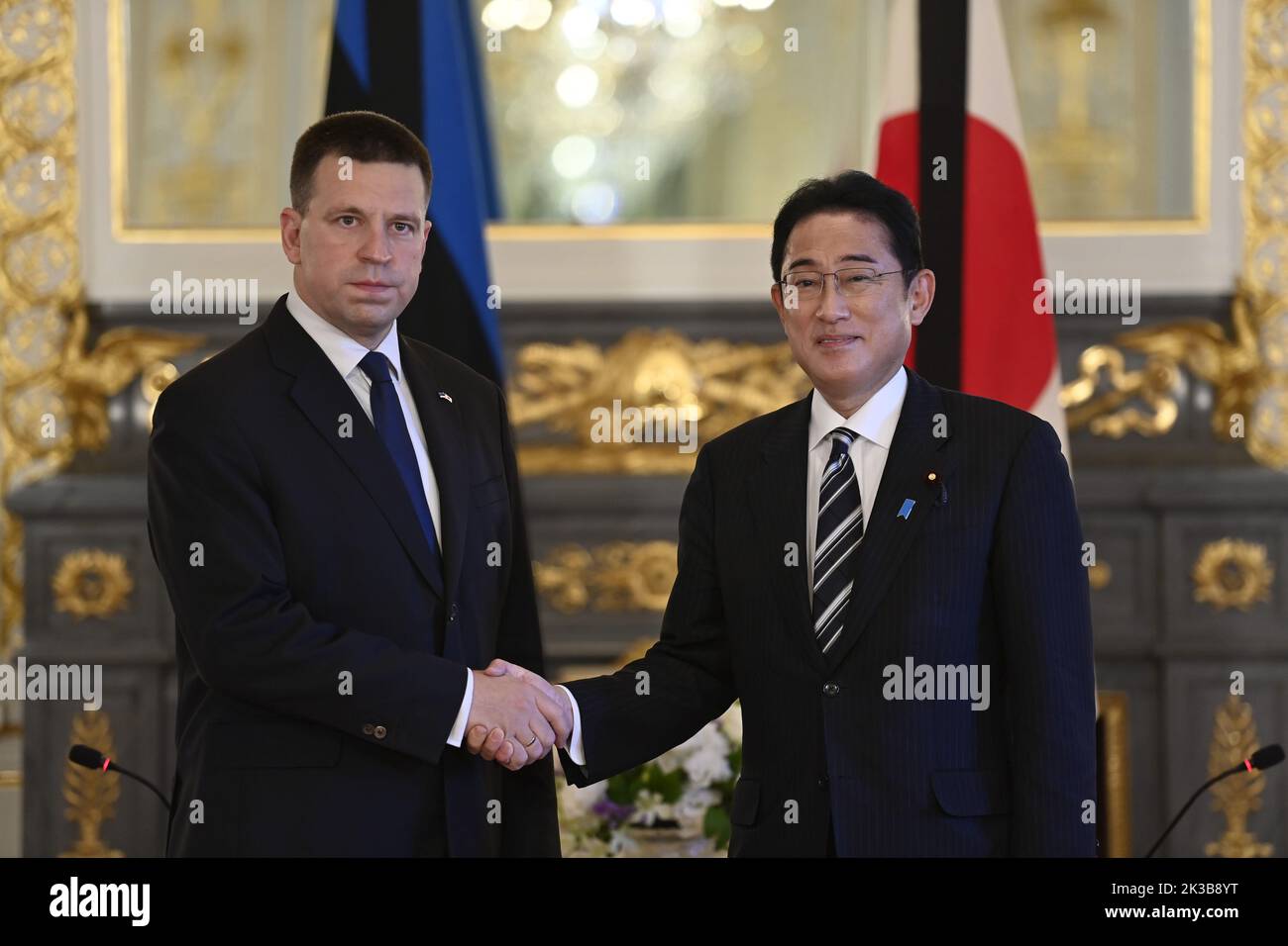 Tokyo, Japon. 26th septembre 2022. M. Jouri RATAS, Président du Parlement estonien et Premier ministre japonais, Fumio Kishida, se fait serrer la main lorsqu'ils posent pour les photographes lors de leur réunion bilatérale à la Maison d'hôtes du Palais Akasaka à Tokyo, au Japon, sur 26 septembre 2022 à Tokyo, au Japon. Jüri RATAS se rend au Japon dans le cadre des funérailles d'État de l'ancien Premier ministre Shinzo Abe qui se tiendront sur 27 septembre, dans la capitale du Japon. Crédit: ZUMA Press, Inc. Crédit: ZUMA Press, Inc./Alamy Live News Banque D'Images