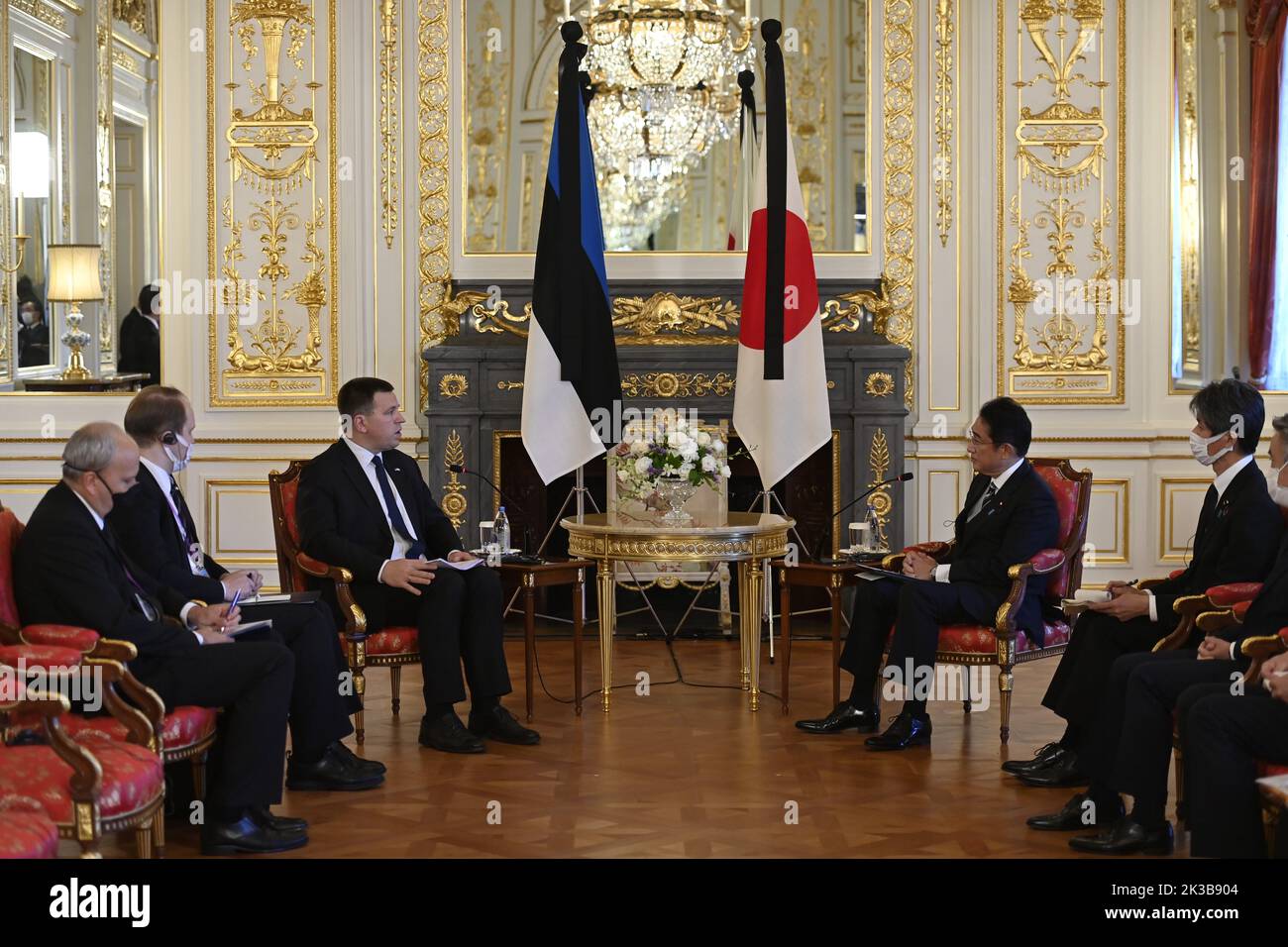 Tokyo, Japon. 26th septembre 2022. M. Jüri RATAS, Président du Parlement estonien et Premier ministre japonais, Fumio Kishida, s'est prononcé lors de leur réunion bilatérale à la Maison d'hôtes du Palais d'Akasaka à Tokyo, au Japon, sur le 26 septembre 2022 à Tokyo, au Japon. Jüri RATAS se rend au Japon dans le cadre des funérailles d'État de l'ancien Premier ministre Shinzo Abe qui se tiendront sur 27 septembre, dans la capitale du Japon. Crédit: ZUMA Press, Inc. Crédit: ZUMA Press, Inc./Alamy Live News Banque D'Images