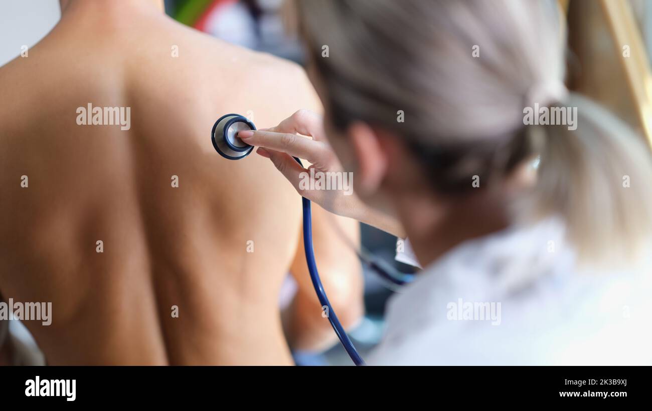 Un jeune médecin examine les poumons du patient avec un stéthoscope Banque D'Images