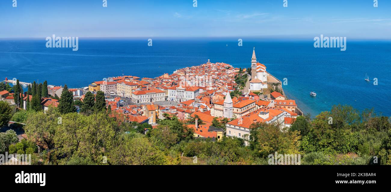 Panorama de la ville de Piran en Slovénie. Vieille ville pittoresque sur la côte de la mer Adriatique dans la région slovène de l'Istrie. Banque D'Images