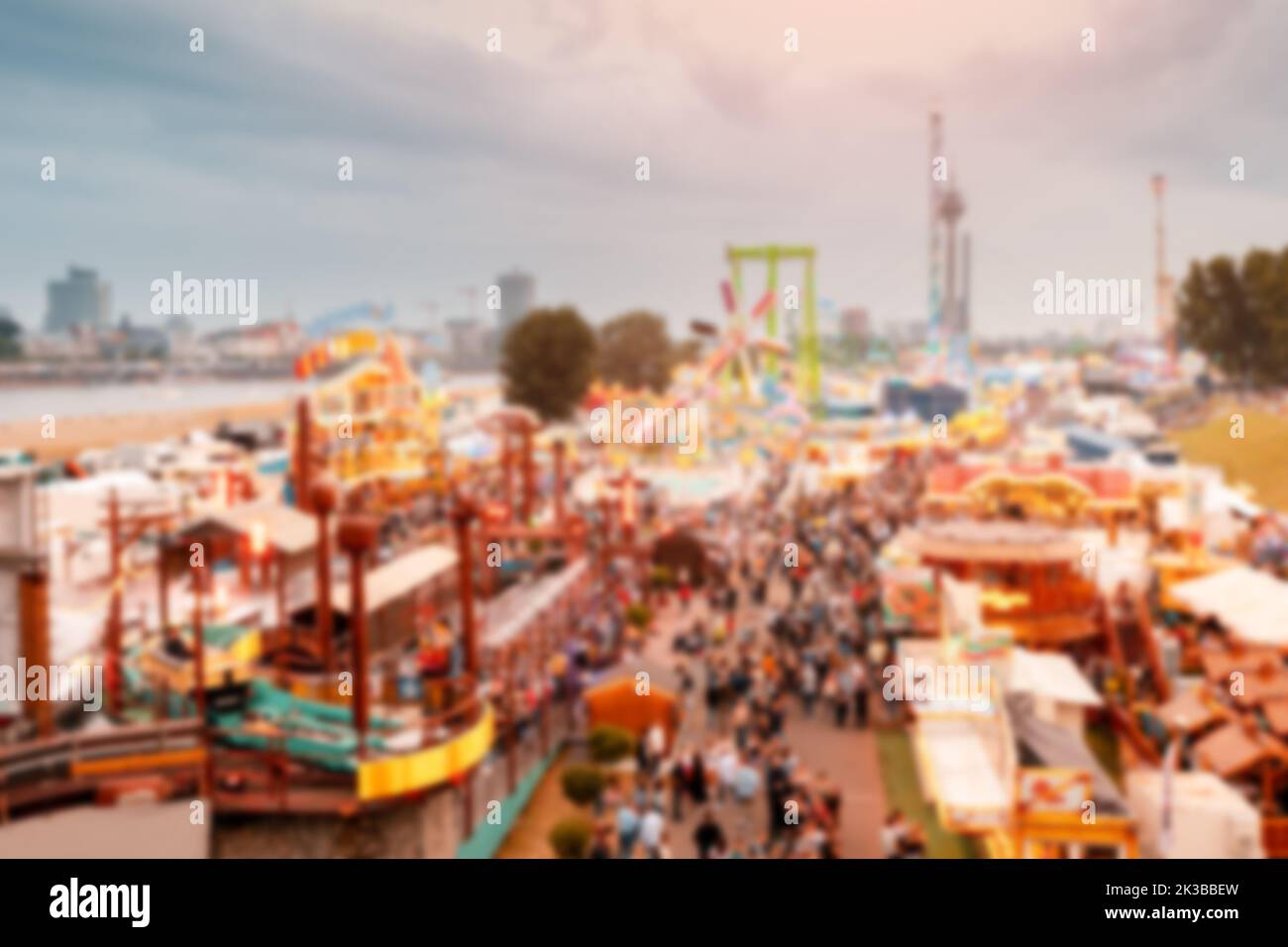 Vue aérienne floue de la foire d'amusement et de nombreux restaurants dans un festival traditionnel. Arrière-plan du parc d'attractions Banque D'Images