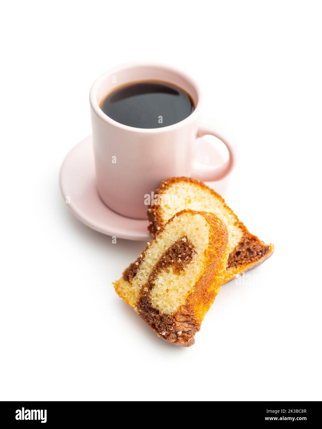 Génoise douce. Gâteau Bundt et tasse de café isolés sur fond blanc. Banque D'Images
