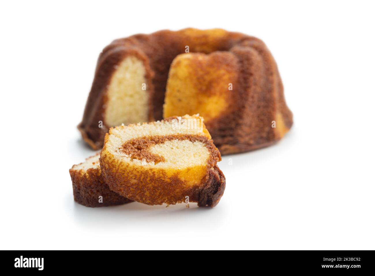 Génoise douce. Gâteau Bundt isolé sur fond blanc. Banque D'Images