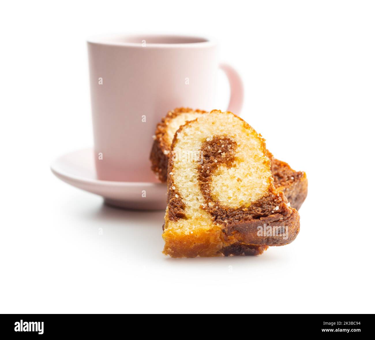 Génoise douce. Gâteau Bundt et tasse de café isolés sur fond blanc. Banque D'Images