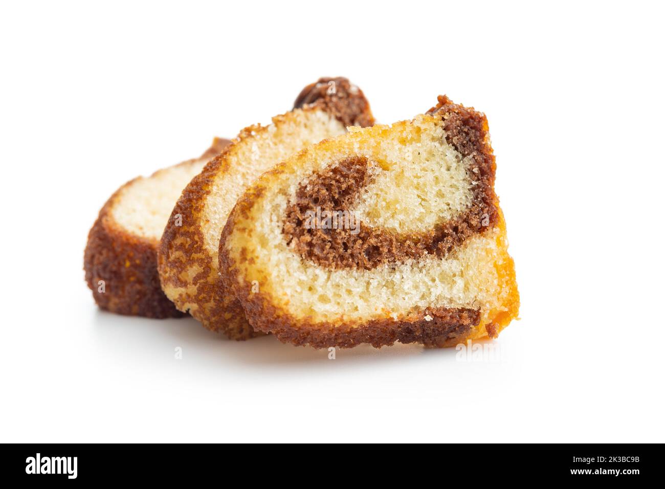 Génoise douce. Gâteau Bundt isolé sur fond blanc. Banque D'Images