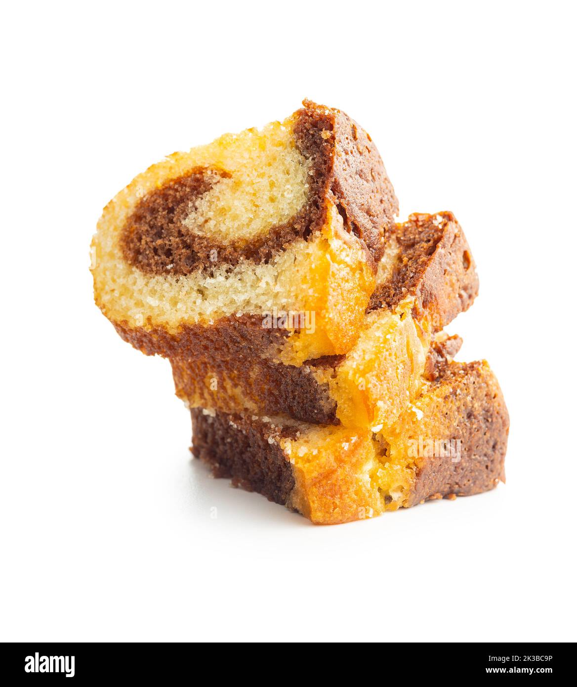 Génoise douce. Gâteau Bundt isolé sur fond blanc. Banque D'Images