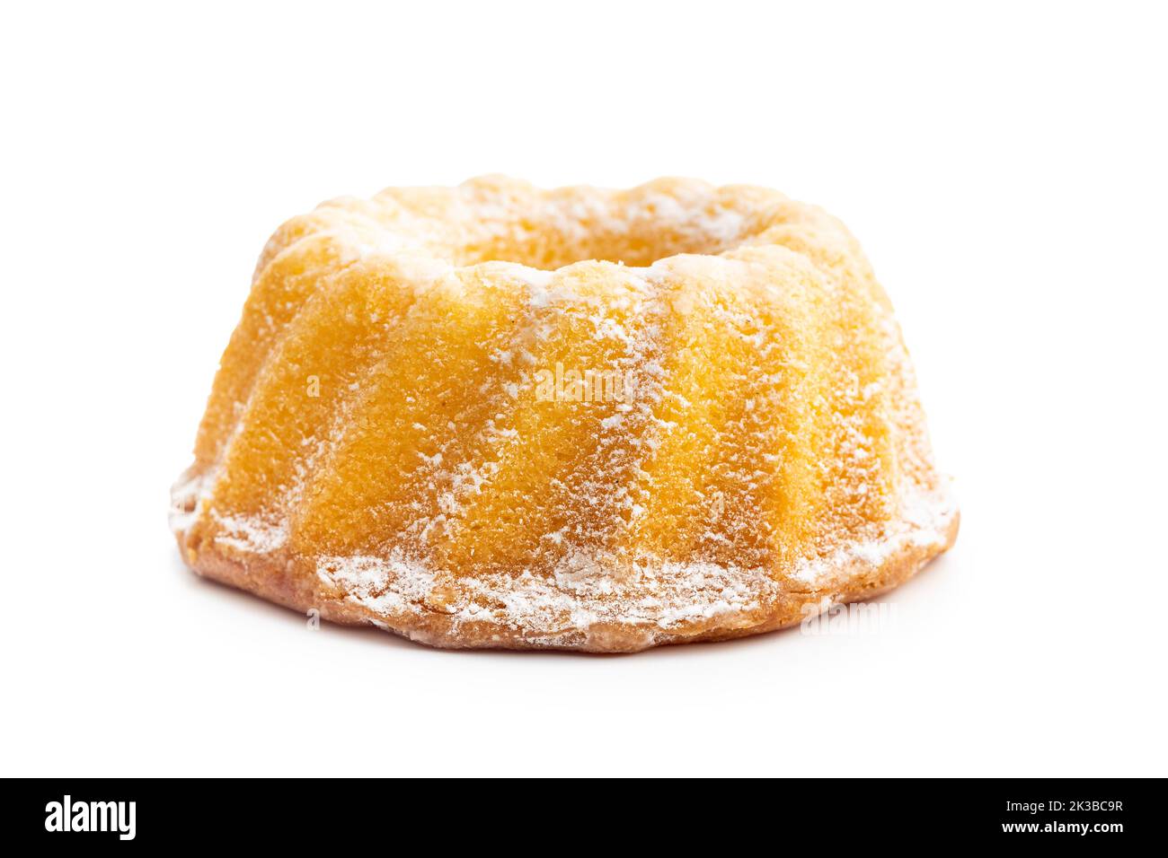 Génoise douce. Gâteau Bundt isolé sur fond blanc. Banque D'Images
