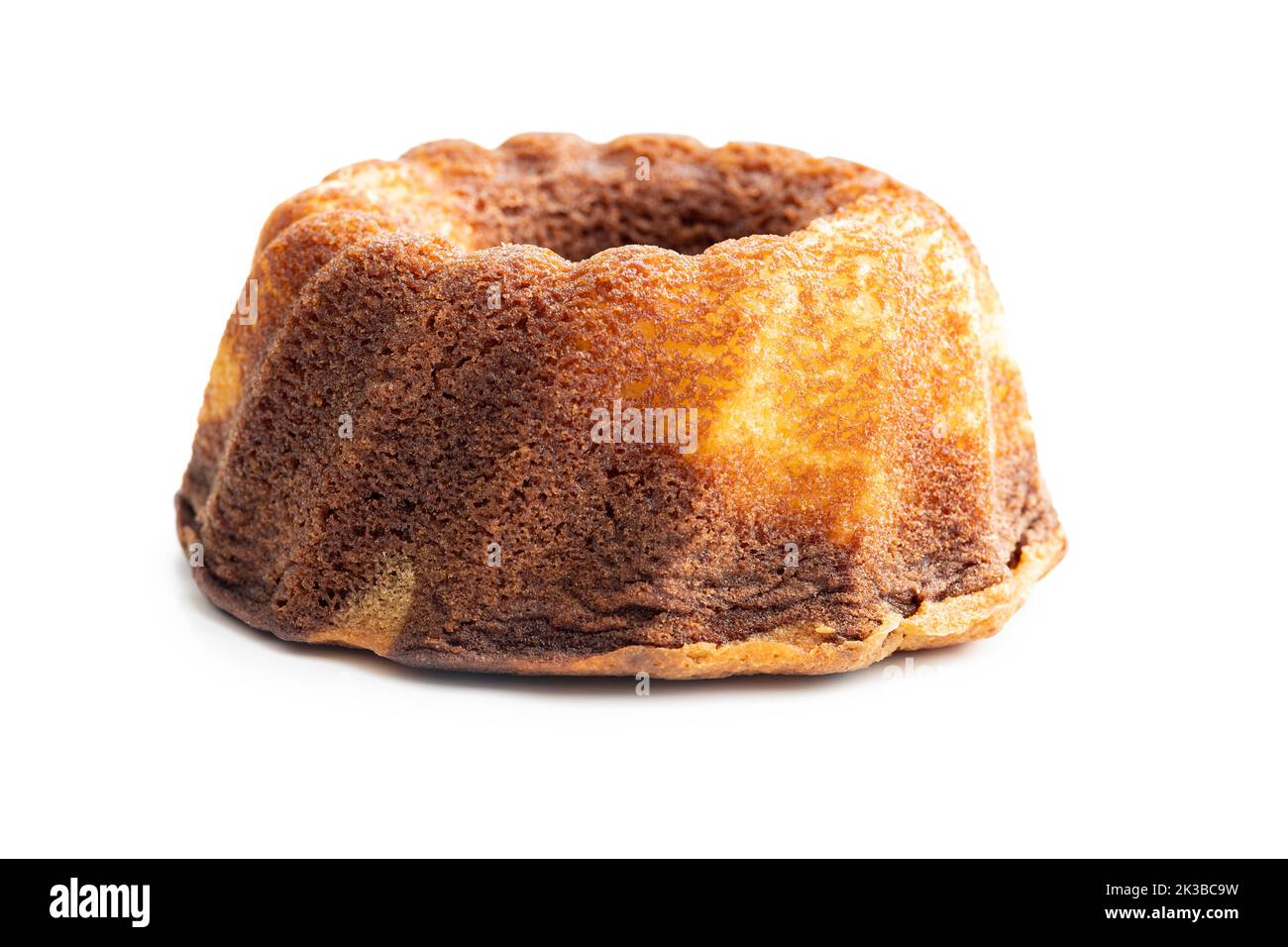 Génoise douce. Gâteau Bundt isolé sur fond blanc. Banque D'Images
