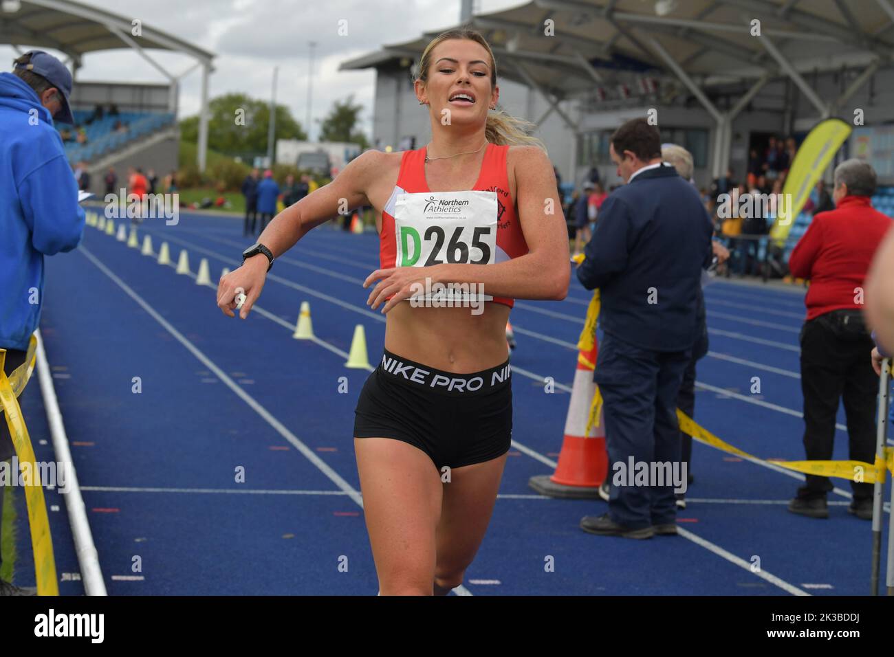 Manchester, Royaume-Uni. Dimanche, 25th septembre 2022. La dernière jambe, Sinead Bent termine la course de relais à 1:32:29 (4 x environ 6,4km, même distance que la course masculine), a apporté une autre victoire de course de relais pour Salford Harriers. 1. Ruth Jones - 2. Helen Smith - 3. Anna Bracegirdle - 4. Cinead plié. Championnats de relais de route d'automne d'athlétisme du Nord. Stade régional de Manchester, Sportcity. © Yoko Shelley crédit: Yoko Shelley/Alay Live News Banque D'Images