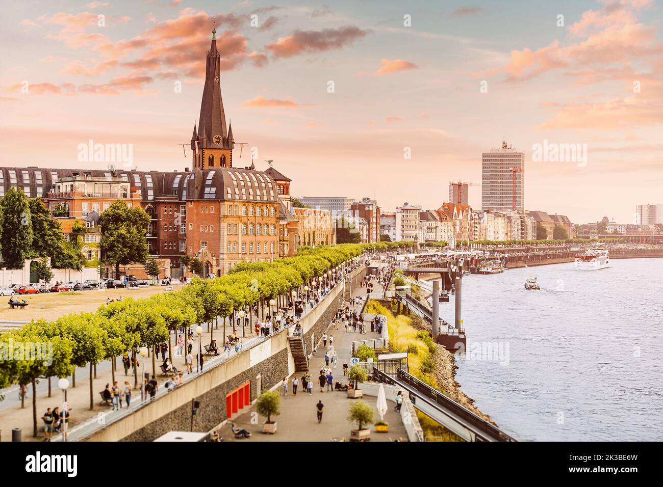 Vue sur la vieille ville de Düsseldorf ou Altstadt au coucher du soleil. Promenade sur les rives du Rhin. Voyage et visiter les attractions en Allemagne. Ville populaire, cen Banque D'Images