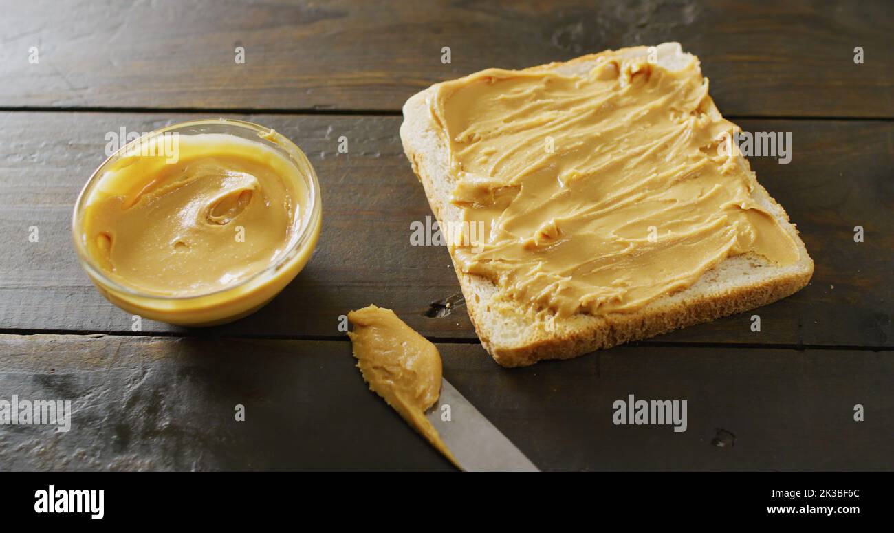 Image d'un gros plan de toast au beurre d'arachide sur fond de bois Banque D'Images