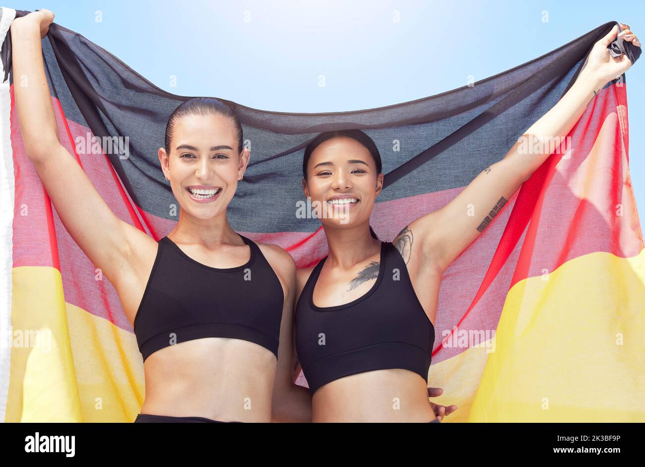 Les femmes, l'équipe sportive et le drapeau de gagnant allemand dans l'exercice, l'entraînement ou la réussite de la compétition d'entraînement. Portrait, sourire heureux ou fitness personnes avec pays Banque D'Images