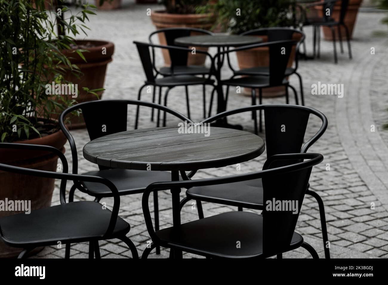 vider les tables et les chaises noires du restaurant. terrasse du bistro dans la rue Banque D'Images