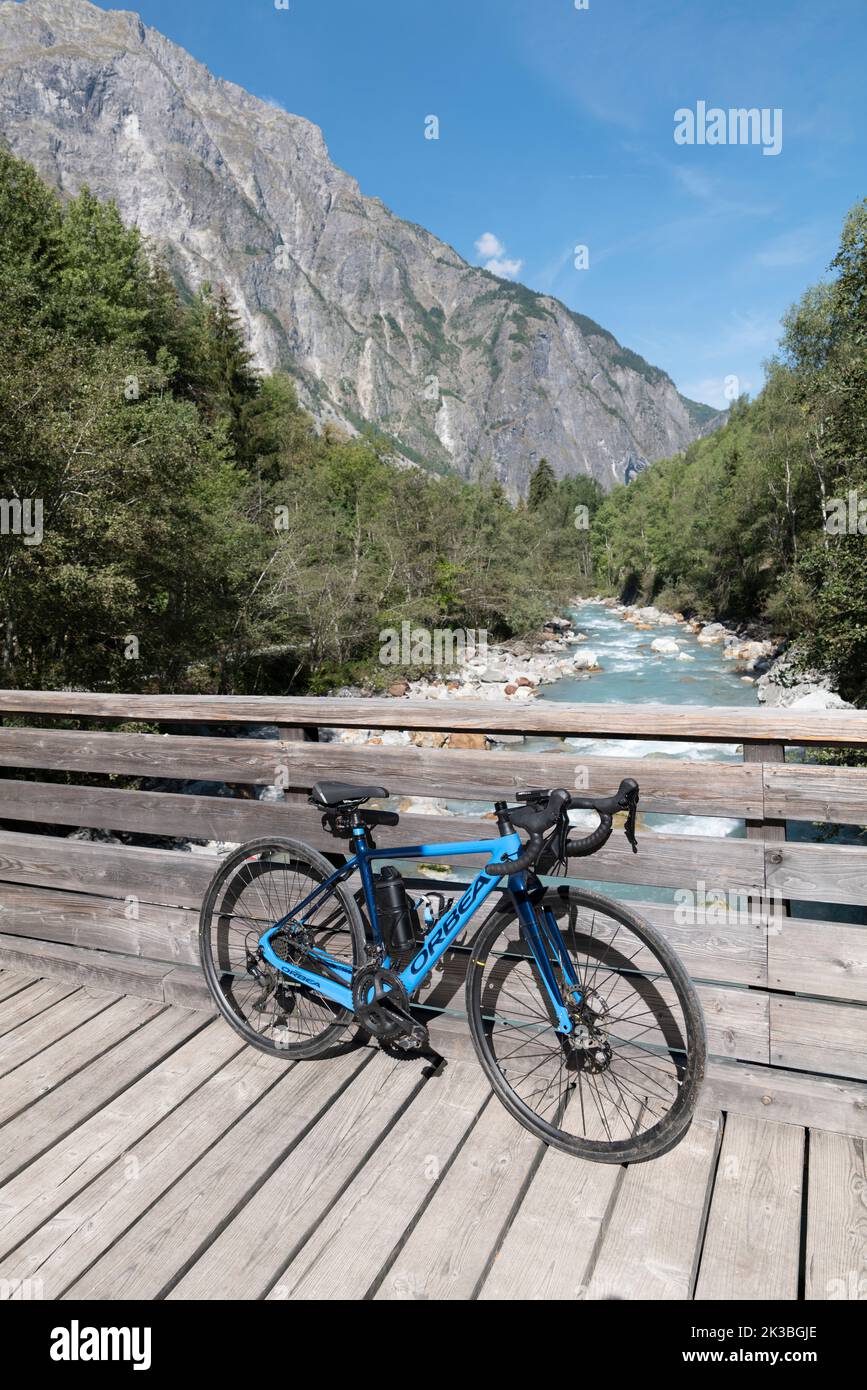 Vélo électrique Orbea sur un pont au-dessus de la rivière le Veneon près de Venosc, Alpes françaises, septembre 2022. Banque D'Images