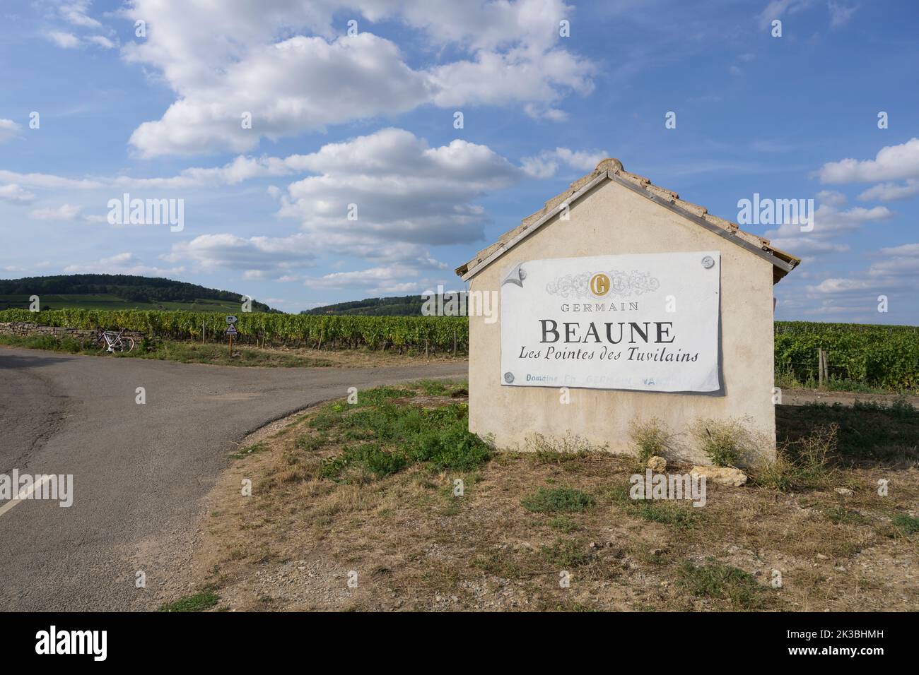Bâtiment en bord de route appartenant à un vignoble sur la route du vélo-vin de Beaune, Bourgogne, France. Banque D'Images