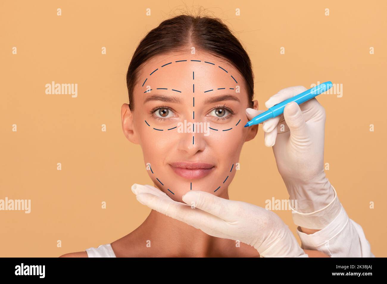 Concept de chirurgie plastique. Lady changeant son apparence à la clinique de cosmétologie, chirurgien de plastique faisant des marques sur son visage Banque D'Images