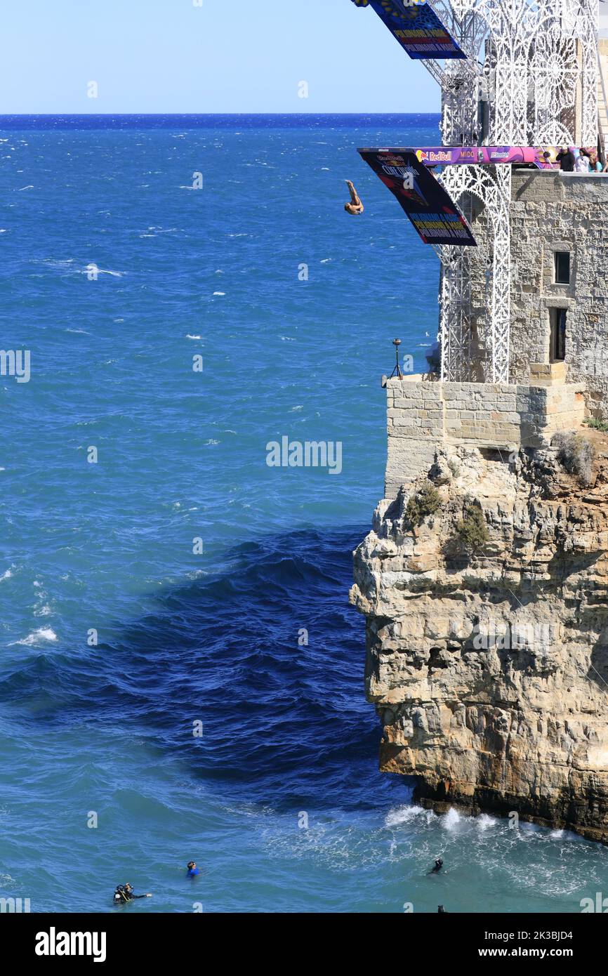 Polignano a Mare, Italie, 18 septembre 2022. Red Bull Cliff Diving, qui  saute avant la quatrième et dernière manche à la compétition de cette année  Photo Stock - Alamy