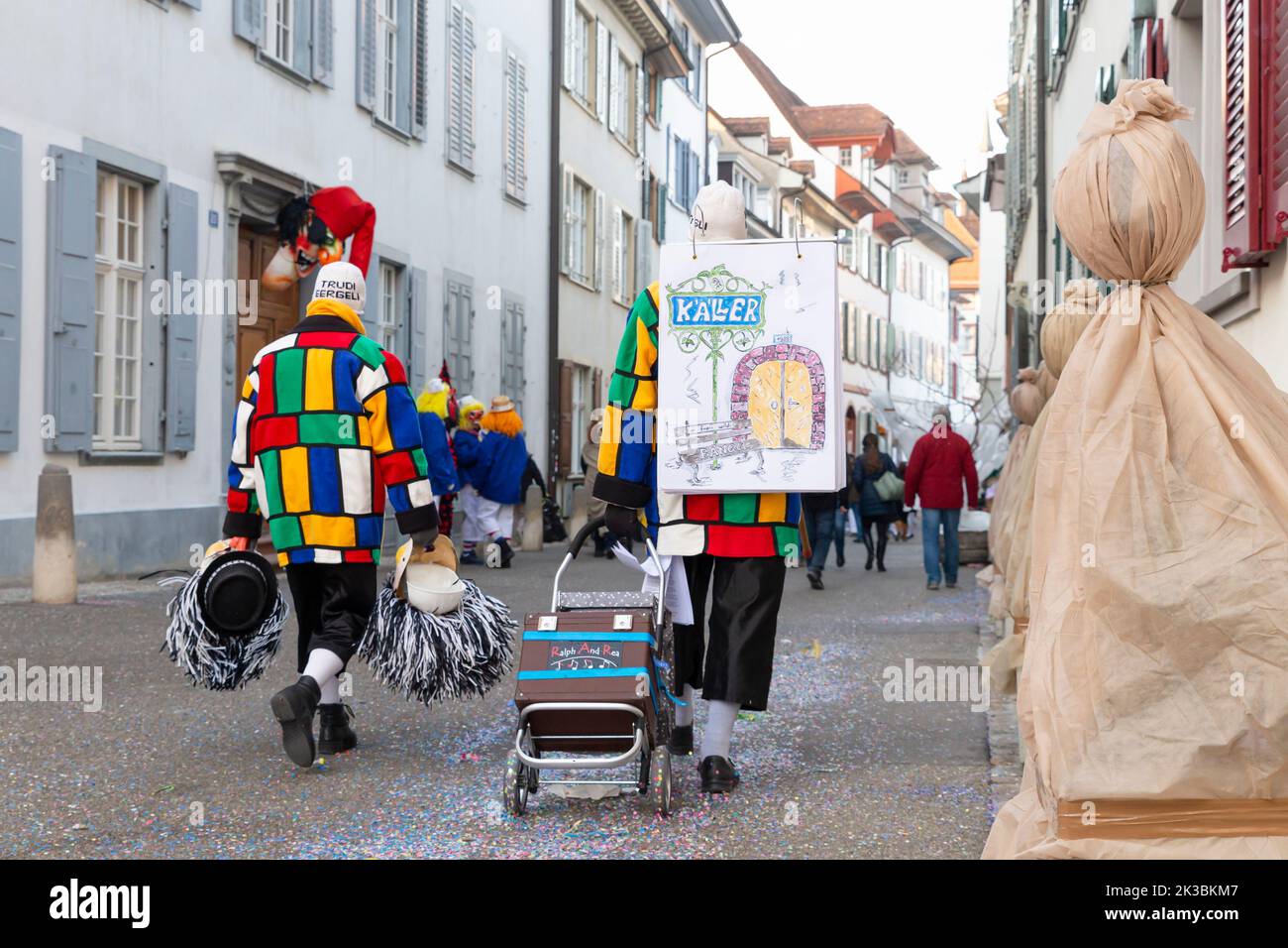 Suisse, Bâle, 8 mars 2022. Une paire de poètes de carnaval appelés Schnitzelbangg marchant dans la vieille ville Banque D'Images