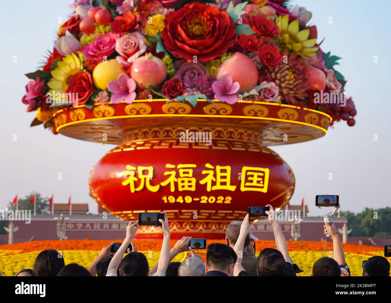 Pékin, Chine. 25th septembre 2022. Les touristes prennent des photos d'un « panier de fleurs » sur la place Tian'anmen à Beijing, capitale de la Chine, le 25 septembre 2022. L'exposition de 18 mètres de haut en forme de panier de fleurs est placée sur la place Tian'anmen comme décoration pour les prochaines vacances de la fête nationale. Credit: Chen Zhonghao/Xinhua/Alay Live News Banque D'Images