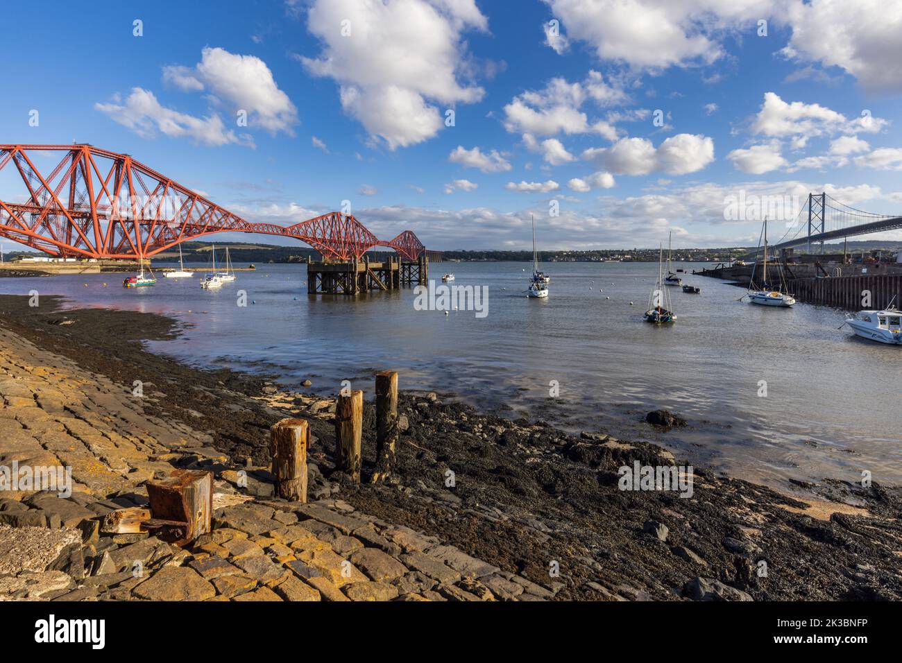 Marée basse au port de North Queensferry, avec les puissants ponts forth s'étendant à travers le Firth of Forth reliant le nord et le sud du Queensferry. Banque D'Images