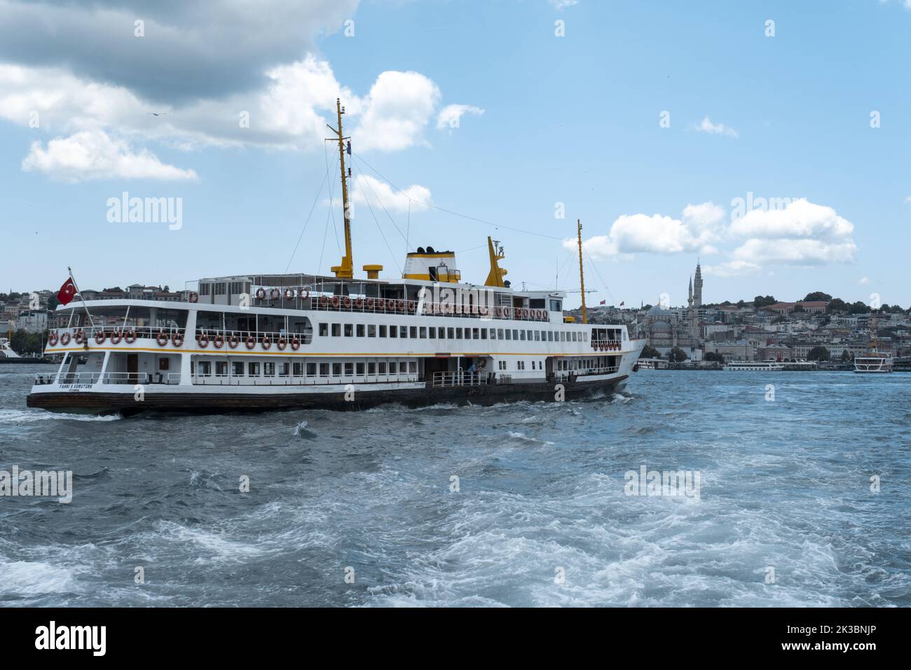 Vue sur Istanbul avec un ferry dans le Bosphore, beau paysage avec mer et ciel nuageux, bateau sur la mer, concept marin, voyage avec croisière en ferry Banque D'Images