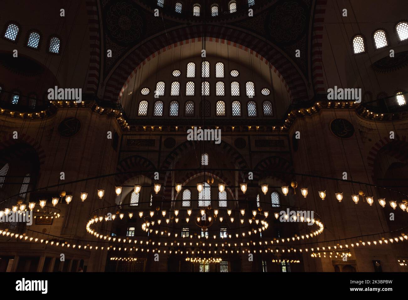 Grand lustre sur la mosquée de Suleymaniye, images détaillées de la mosquée de Suleymaniye, photophore, objet décoratif, arrière-plan sélectif de la mosquée Banque D'Images