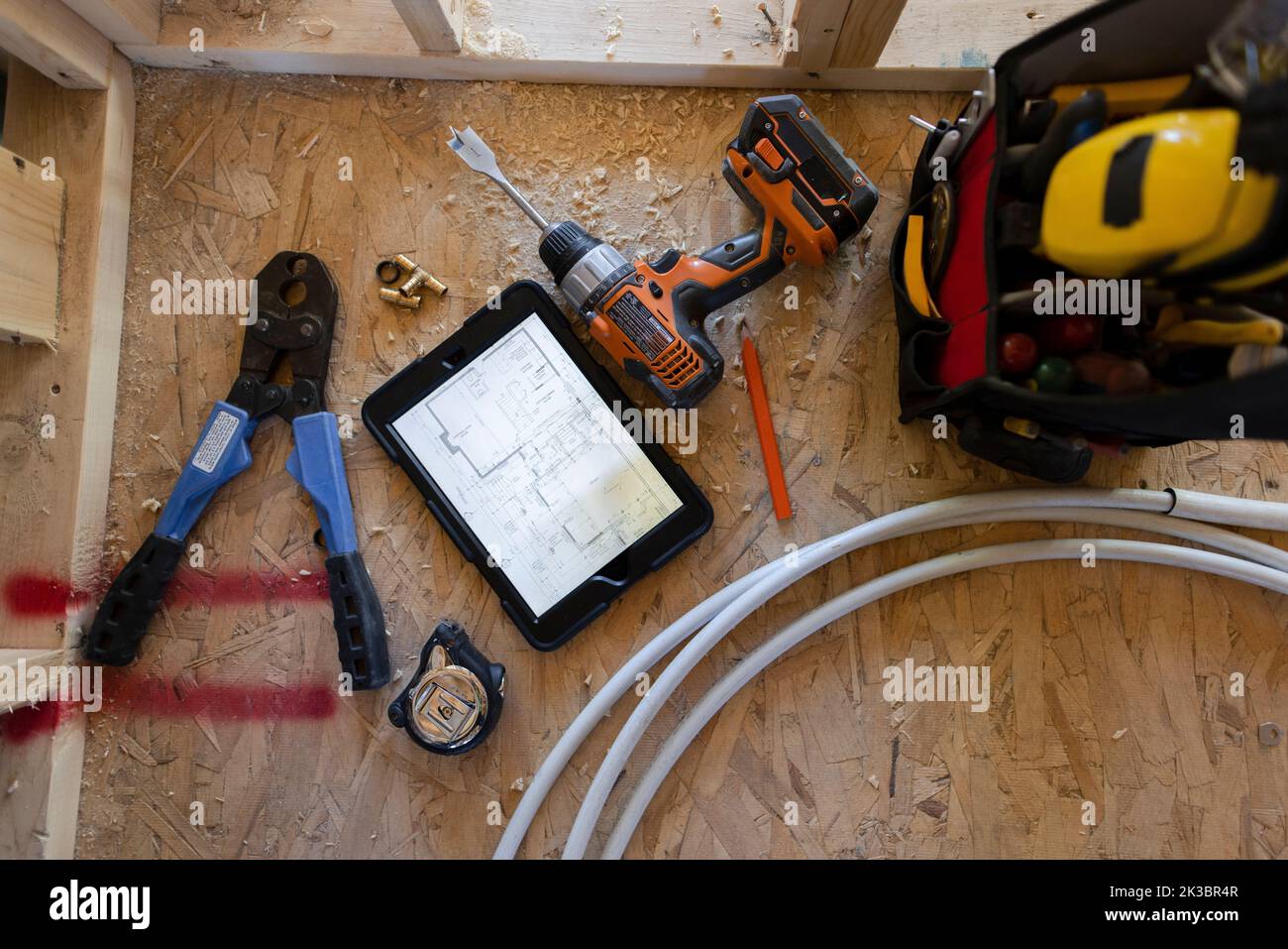 Vue des outils de construction et de la tablette numérique ci-dessus Banque D'Images