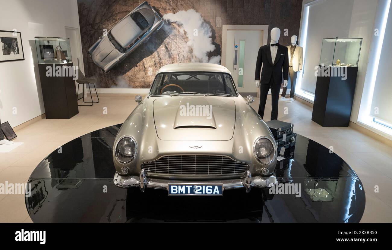 Sous embargo jusqu'au 11,00am, 26,9.22. Christies, Londres, Royaume-Uni. 26 septembre 2022. Christie’s et EON Productions présentent 60 ans de James Bond, une vente caritative officielle en deux parties célébrant le 60th anniversaire de James Bond sur écran argenté. Avec 60 lots emblématiques couvrant les 25 films Bond, les recettes des ventes aux enchères en direct et en ligne seront versées au profit de 45 organismes de bienfaisance. Image: Aston Martin DB5 voiture de stunt de No Time to Die. Crédit : Malcolm Park/Alay Live News Banque D'Images