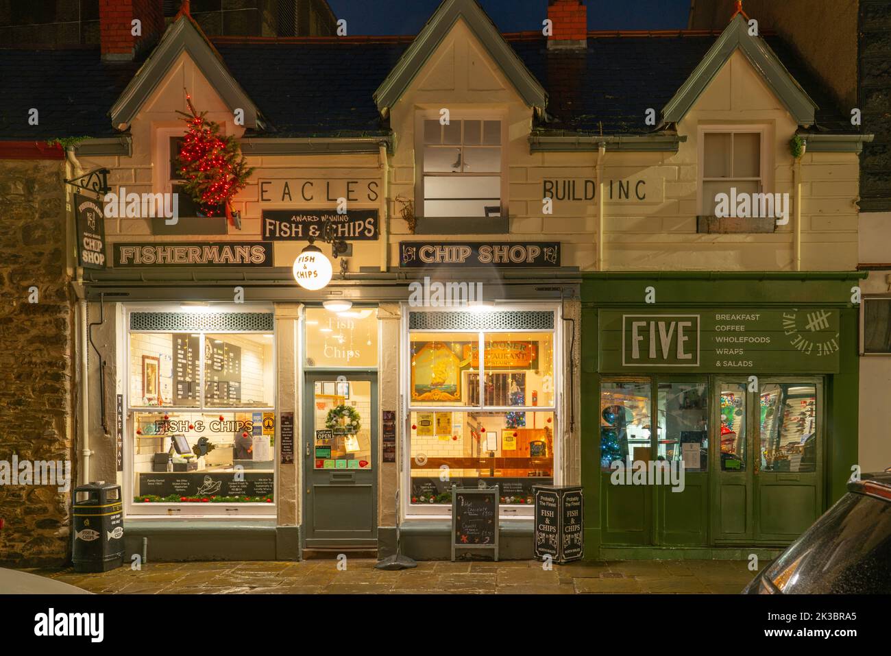 Fisherman's Chip Shop, Castle Street, Conwy, Nord du pays de Galles. Classé grade 2 et anciennement l'Eagles Inn jusqu'en 1900. Cette image a été prise en décembre 2021. Banque D'Images