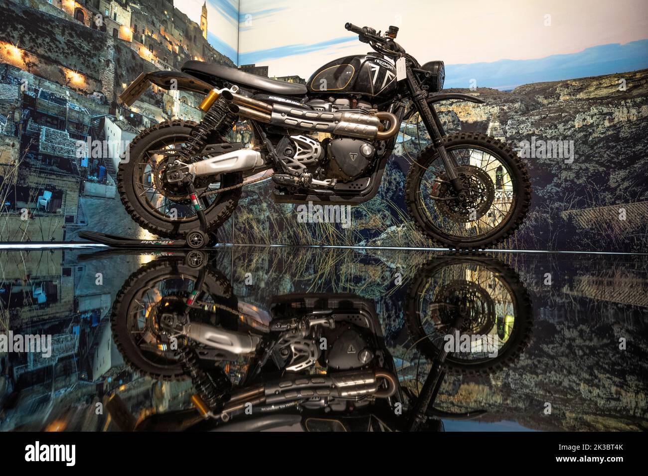 Sous embargo jusqu'au 11,00am, 26,9.22. Christies, Londres, Royaume-Uni. 26 septembre 2022. Christie’s et EON Productions présentent 60 ans de James Bond, une vente caritative officielle en deux parties célébrant le 60th anniversaire de James Bond sur écran argenté. Avec 60 lots emblématiques couvrant les 25 films Bond, les recettes des ventes aux enchères en direct et en ligne seront versées au profit de 45 organismes de bienfaisance. Image: Triompheur Scrambler 1200XE de pas de temps à mourir. Crédit : Malcolm Park/Alay Live News Banque D'Images