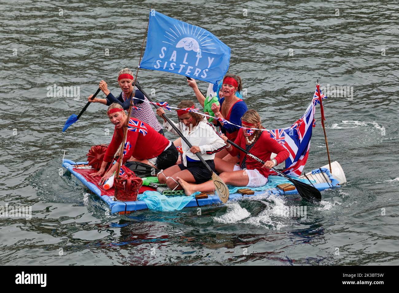 Porthleven Raft course 2022 - Festival d'art sur le marché du chantier naval avec rencontrer le jour de la sirène qui s'est terminé par une course de radeau dans et hors du port. Banque D'Images