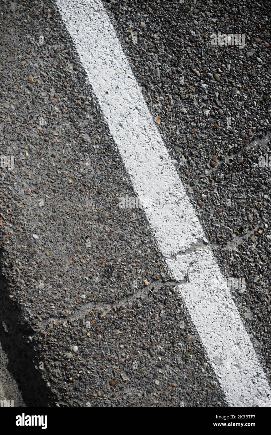 Gros plan sur le bord de la route avec une ligne peinte en blanc Banque D'Images