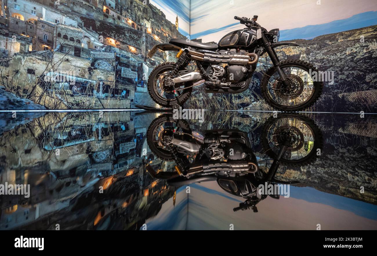 Sous embargo jusqu'au 11,00am, 26,9.22. Christies, Londres, Royaume-Uni. 26 septembre 2022. Christie’s et EON Productions présentent 60 ans de James Bond, une vente caritative officielle en deux parties célébrant le 60th anniversaire de James Bond sur écran argenté. Avec 60 lots emblématiques couvrant les 25 films Bond, les recettes des ventes aux enchères en direct et en ligne seront versées au profit de 45 organismes de bienfaisance. Image: Triompheur Scrambler 1200XE de pas de temps à mourir. Crédit : Malcolm Park/Alay Live News Banque D'Images