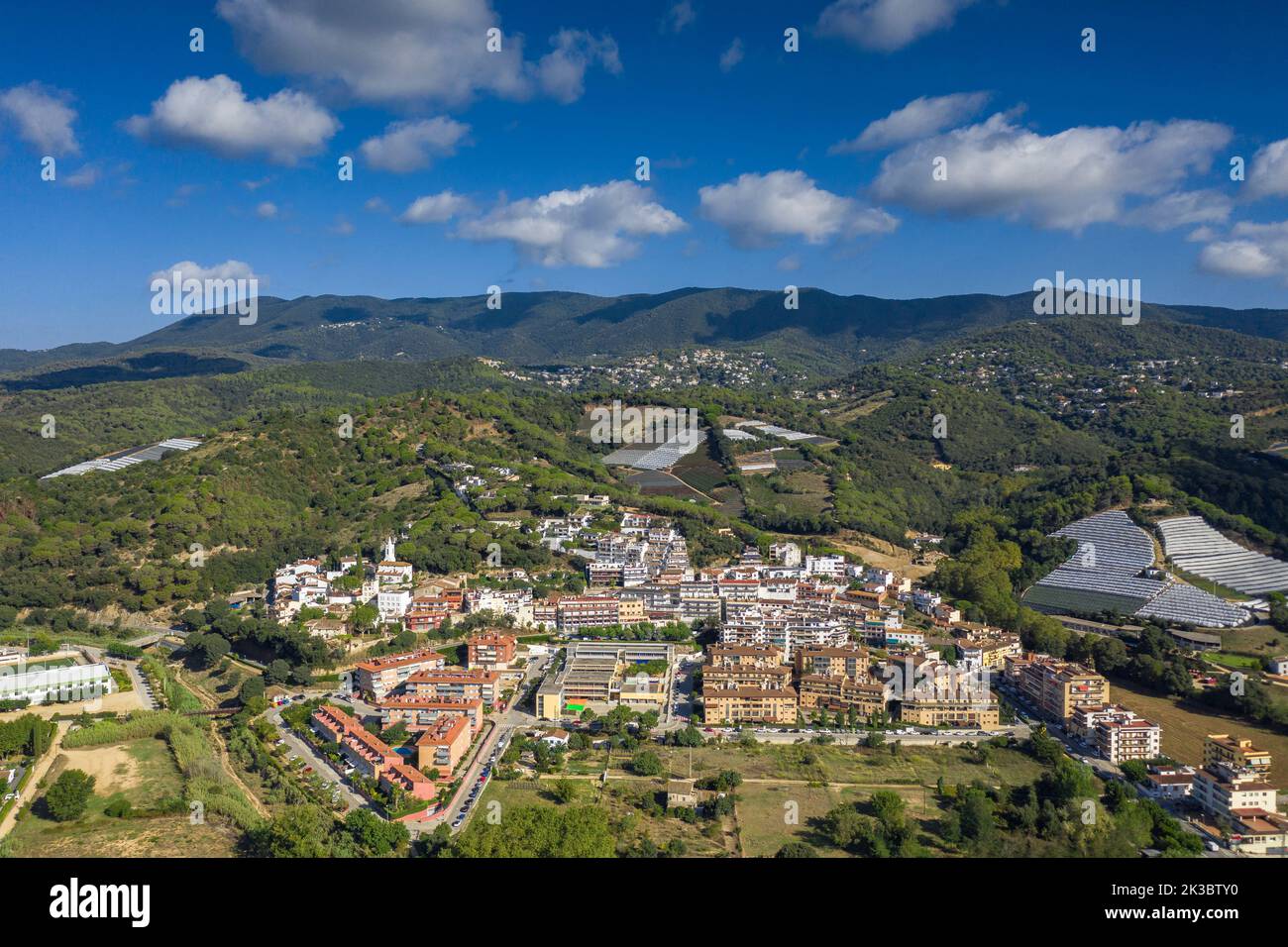 Vue aérienne de la ville de Sant Cebrià de Vallalta. En arrière-plan, le massif de Montnegre (Maresme, Barcelone, Catalogne, Espagne) Banque D'Images