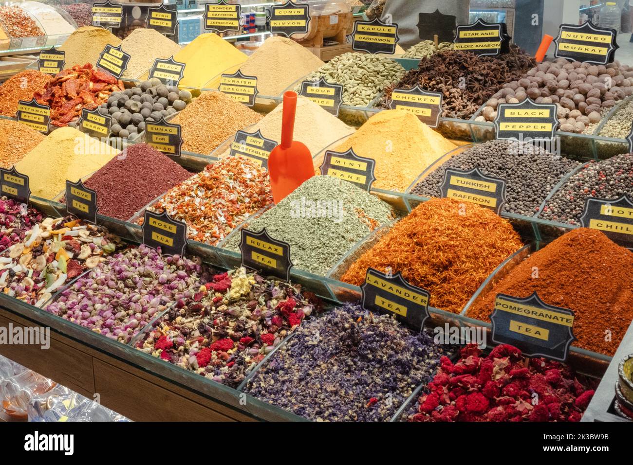 Images de nourriture colorée du bazar de Mısır, épices traditionnelles à Istanbul, shopping dans un bazar turc, produits à base de plantes dans des stands de marché d'arcade Banque D'Images