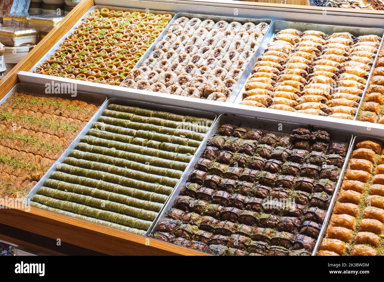 Dessert turc avec films de sorbet du bazar de Mısır, cuisine turque traditionnelle, shopping dans un bazar, stands de marché d'arcade Banque D'Images