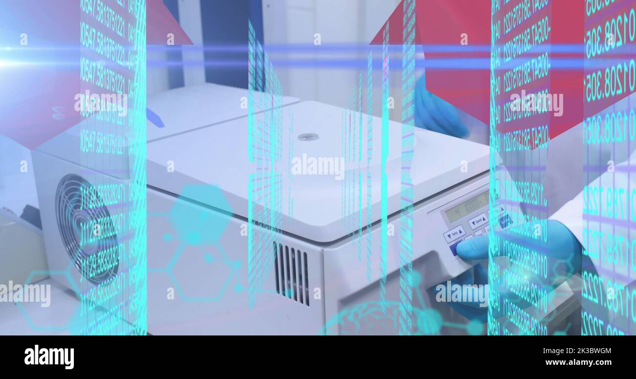 Image du traitement des données et de la formule chimique par rapport au scientifique en laboratoire Banque D'Images