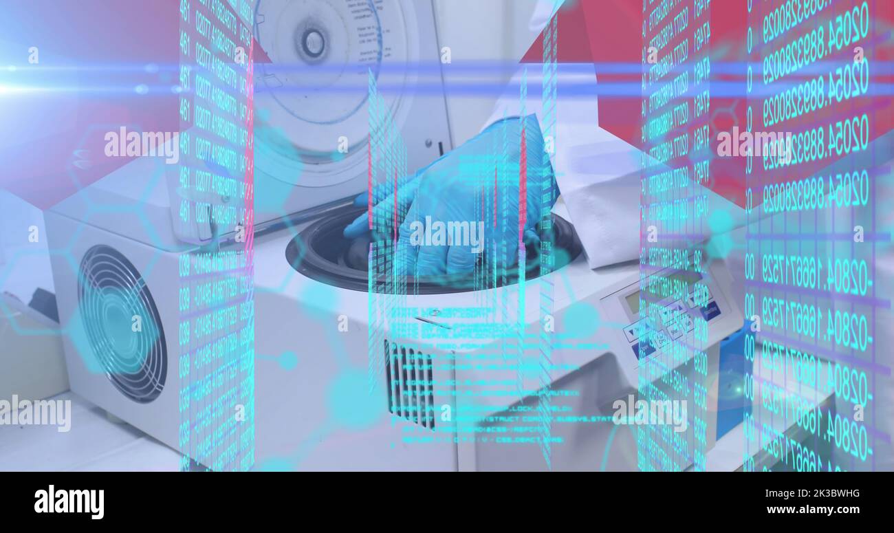 Image du traitement des données et de la formule chimique par rapport au scientifique en laboratoire Banque D'Images