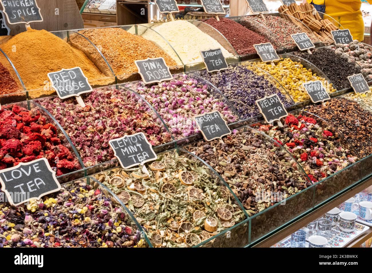 Images de tisanes colorées de Mısır bazar stand, grippe et toux thé, thés traditionnels à Istanbul, shopping dans un bazar turc, produits à base de plantes Banque D'Images