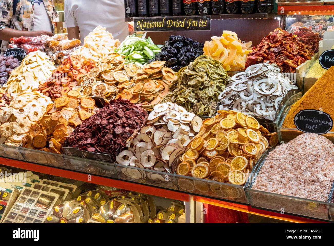 Images colorées de fruits secs du bazar de Mısır, de la cuisine turque traditionnelle à Istanbul, du shopping dans un bazar, des stands de marché d'arcade Banque D'Images