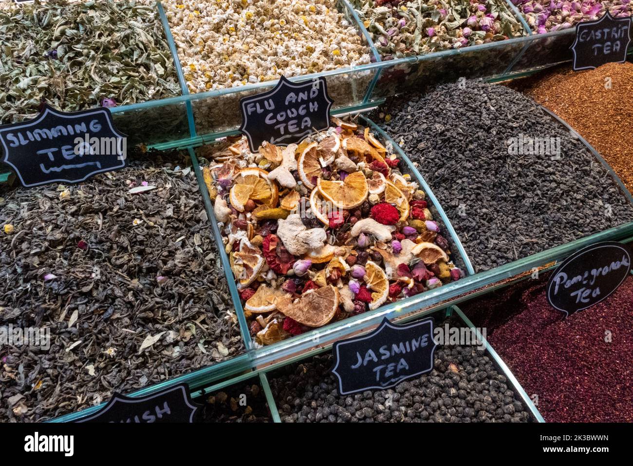 Images de tisanes colorées du bazar de Mısır, thés traditionnels à Istanbul, shopping dans le bazar turc, produits à base de plantes dans les stands de marché d'arcade Banque D'Images