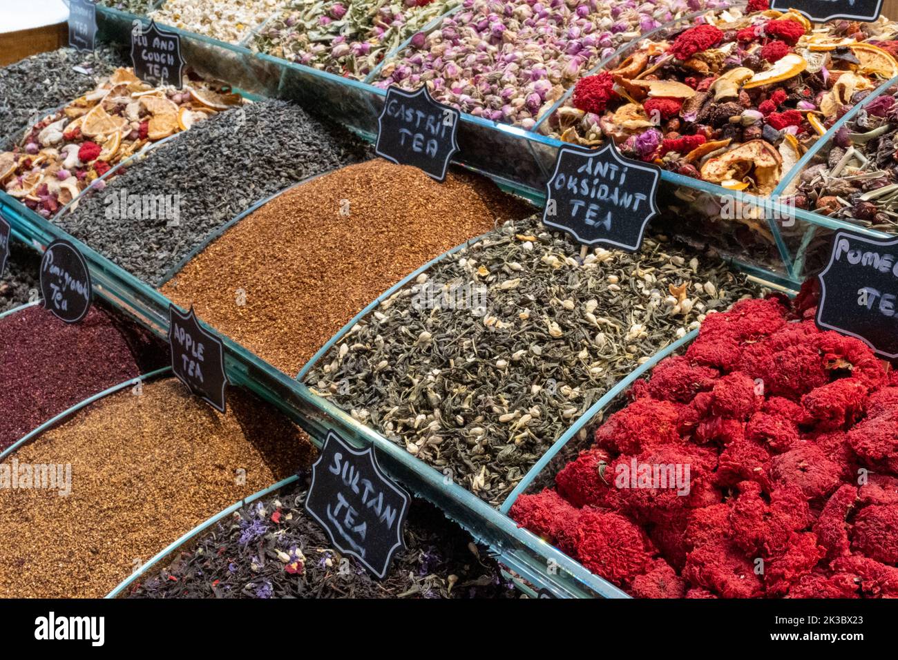 Images de la cuisine colorée du bazar de Mısır, de la cuisine turque traditionnelle à Istanbul, du shopping dans un bazar, des stands de marché d'arcade Banque D'Images