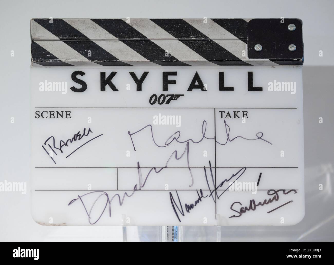 Sous embargo jusqu'au 11,00am, 26,9.22. Christies, Londres, Royaume-Uni. 26 septembre 2022. Christie’s et EON Productions présentent 60 ans de James Bond, une vente caritative officielle en deux parties célébrant le 60th anniversaire de James Bond sur écran argenté. Avec 60 lots emblématiques couvrant les 25 films Bond, les recettes des ventes aux enchères en direct et en ligne seront versées au profit de 45 organismes de bienfaisance. Image: Panneau de parachutes signé, estimation de 5 000 à 7 000 £. Crédit : Malcolm Park/Alay Live News Banque D'Images
