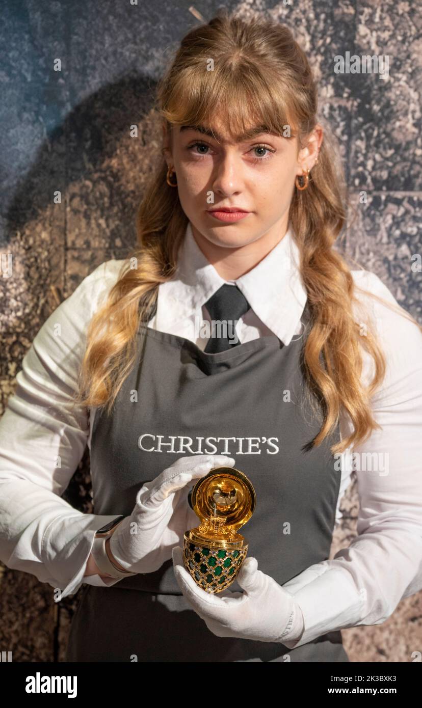 Sous embargo jusqu'au 11,00am, 26,9.22. Christies, Londres, Royaume-Uni. 26 septembre 2022. Christie’s et EON Productions présentent 60 ans de James Bond, une vente caritative officielle en deux parties célébrant le 60th anniversaire de James Bond sur écran argenté. Avec 60 lots emblématiques couvrant les 25 films Bond, les recettes des ventes aux enchères en direct et en ligne seront versées au profit de 45 organismes de bienfaisance. Image: Oeuf de prop incrusté Swarovski plaqué or d'Octopussy. Crédit : Malcolm Park/Alay Live News Banque D'Images