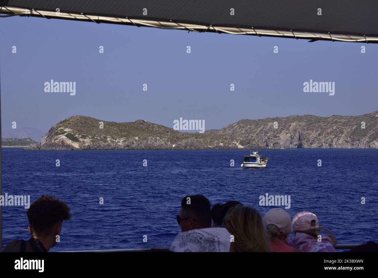 Une pause en ferry à l'île grecque de Nisyros de Kos, vue de la mer à l'île du ferry pendant un jour de vacances d'été. Banque D'Images